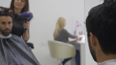 Profesyonel Kuaför Güzellik Salonu saç kurutma. Erkek genç müşteri ve kadın Kuaför. yakın çekim