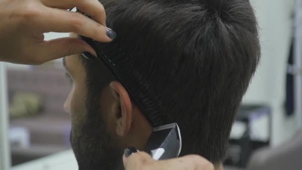 Primer plano Peluquero corte de pelo Clipper cámara lenta — Vídeo de stock