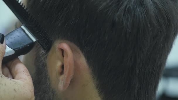 Закрыть парикмахерская стрижка клиппер медленное движение — стоковое видео
