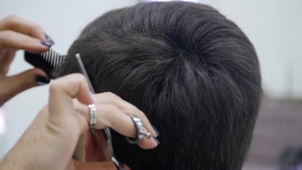 Fechar Barbeiro corte de cabelo Clipper câmera lenta — Vídeo de Stock