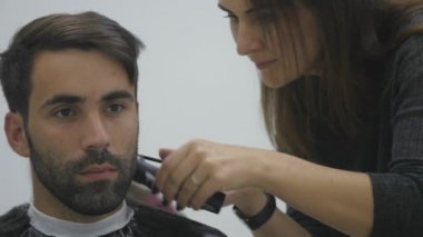 Kuaför Saç kesme makinesi kadar kapatın