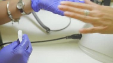 Yordam masaj spa salonda eller. El Bakımı Güzellik Salonu. Parmak ve bir spa salonu bilekte masaj. Spa Manikür yordamı