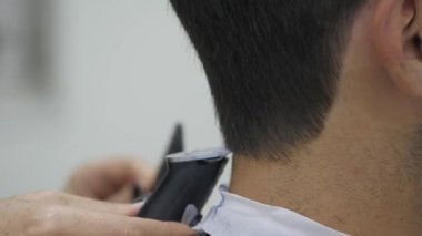 Kuaför Saç kesme makinesi kadar kapatın
