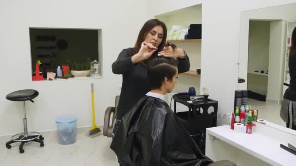 Ung kvinna klär på sig i frisörsalong — Stockvideo