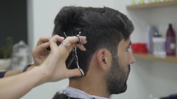 Chiudere taglio di capelli tagliacapelli barbiere — Video Stock