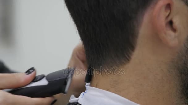 Nahaufnahme Friseur Haarschneidemaschine — Stockvideo