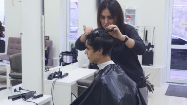 Genç kadın kesme saça Kuaför. Kuaför Saç bir genç kız için profesyonel bir makas ile keser