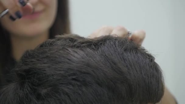 Clipper de corte de pelo de peluquero. cámara lenta — Vídeos de Stock