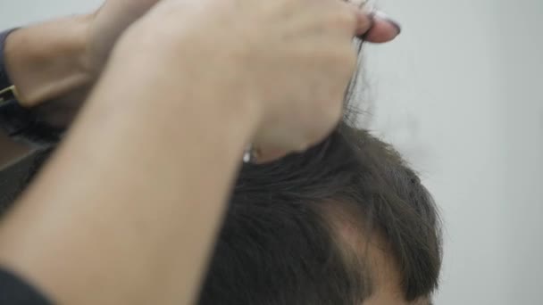 Fechar Barbeiro corte de cabelo Clipper. câmara lenta — Vídeo de Stock