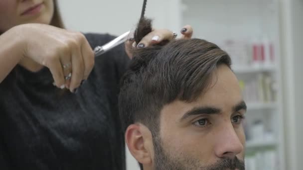 Fechar Barbeiro corte de cabelo Clipper. câmara lenta — Vídeo de Stock