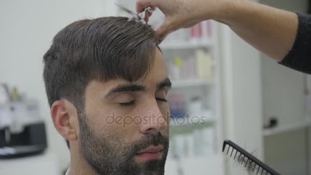 Fechar Barbeiro corte de cabelo Clipper. câmara lenta — Vídeo de Stock