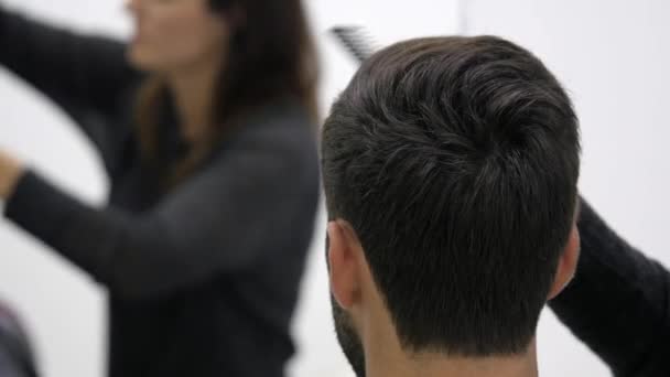Neşeli usta Kuaför Saç tıraşına makasla genç sakallı biri yapma. — Stok video