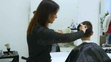 Neşeli usta Kuaför Saç tıraşına makasla genç sakallı biri yapma.