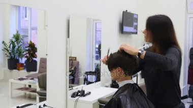 Genç kadın kesme saça Kuaför. Kuaför Saç bir genç kız için profesyonel bir makas ile keser