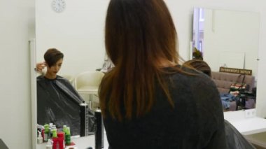 Saçları kısa saç şekillendirme womans Kuaför yapar