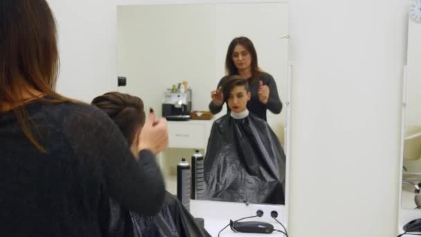 Die Friseurin der Frau frisiert ihre Haare auf kurzen Haaren — Stockvideo