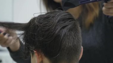Genç kadın onun saç darbe alma bir kuaför salonu kurutulmuş
