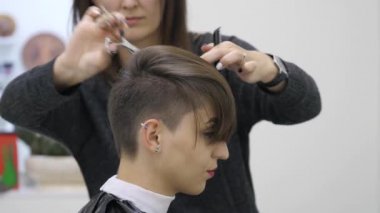 Saçları kısa saç şekillendirme womans Kuaför yapar