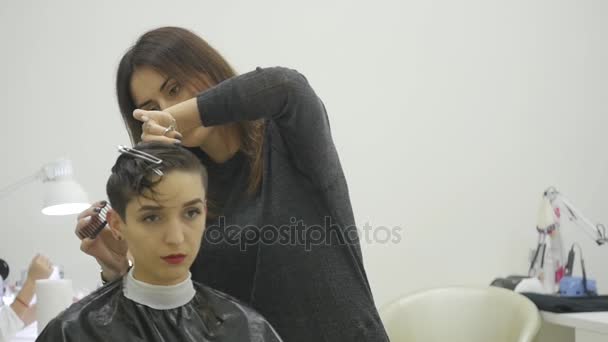 La peluquera de las mujeres hace peinar su cabello en el pelo corto. cámara lenta — Vídeo de stock