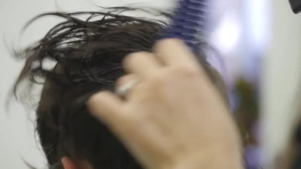Νεαρή γυναίκα σε ένα κομμωτήριο που να πάρει το χτύπημα μαλλιά ξηρά — Αρχείο Βίντεο