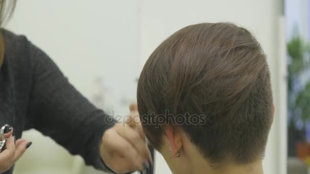 Il parrucchiere donna fa styling i capelli sui capelli corti — Video Stock