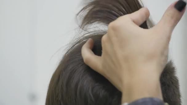 La peluquera de las mujeres hace peinar su cabello en el pelo corto — Vídeos de Stock