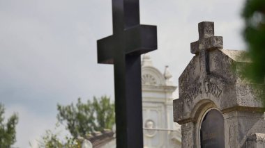 Retro mezarlık. Eski bir mezarlıkta mezar taşı