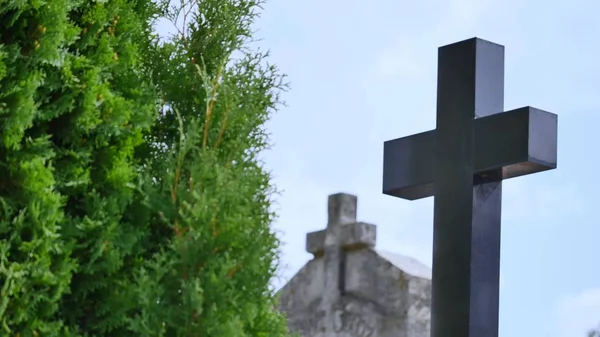 Cementerio Retro. Lápidas en un cementerio viejo — Foto de Stock