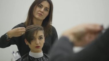 Saçları kısa saç şekillendirme womans Kuaför yapar