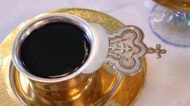 Bardak şarap düğün için dolu. Ukrayna'da kilisede düğün için çeşitli aksesuarlar