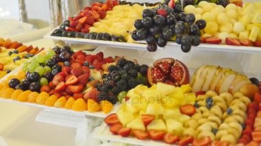 Renkli tropikal meyve büfesi. Düğün