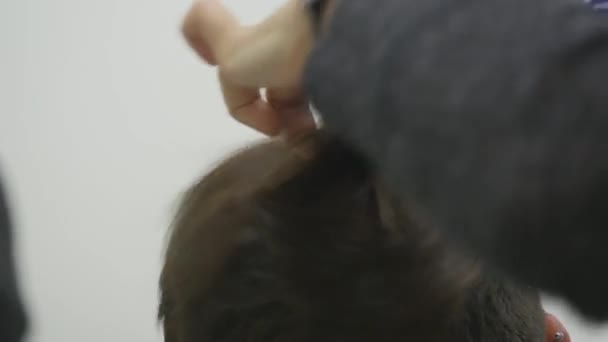 Женский парикмахер делает укладку волос на коротких волосах — стоковое видео