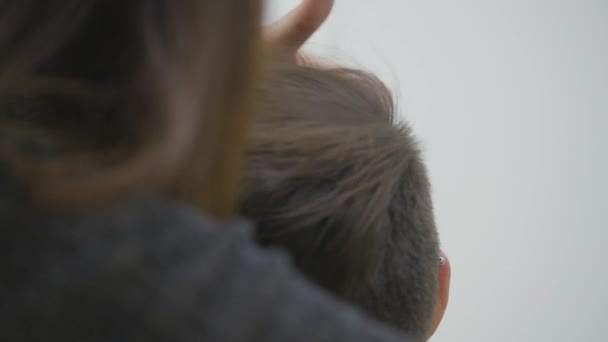 La peluquera de las mujeres hace peinar su cabello en el pelo corto. De cerca. cámara lenta — Vídeo de stock