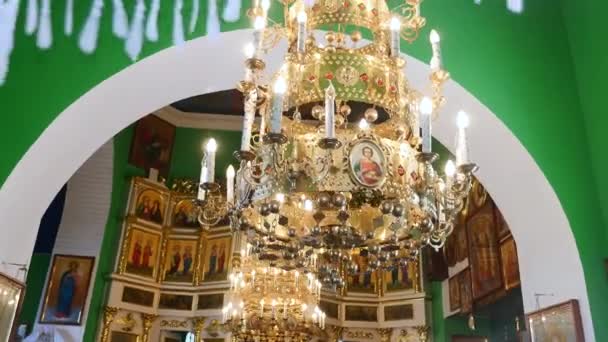 Gran lámpara de araña de bronce en la iglesia cristiana catedral, primer plano — Vídeos de Stock