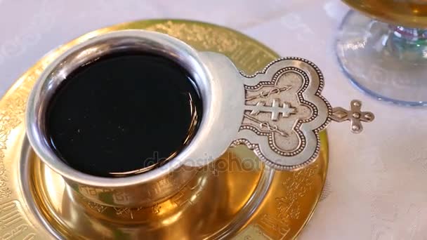 Copo cheio de vinho para o casamento. Vários acessórios para o casamento na igreja na Ucrânia — Vídeo de Stock