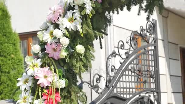 Elegant dekoration för bröllopsceremoni på grinden. Bröllop tradition — Stockvideo