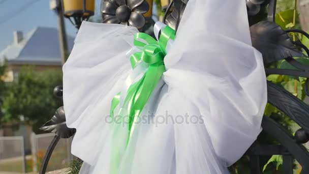 Κομψή διακόσμηση για γαμήλια τελετή στην πύλη. Γαμήλια παράδοση — Αρχείο Βίντεο