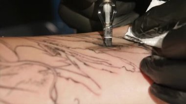 Dövme sanatçısı vücuda dövme tattoo studio, olun. yakın çekim