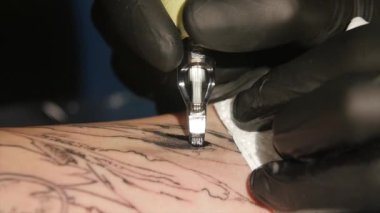 Dövme sanatçısı vücuda dövme tattoo studio, olun. yakın çekim.
