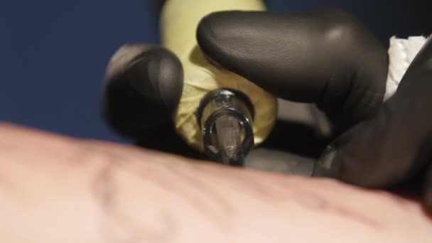 Tatuaje artista hacer tatuaje en el estudio, tatuaje en el cuerpo. de cerca — Vídeos de Stock