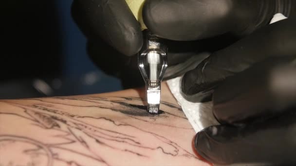 Tattoo umělec udělat tattoo Studio, tetování na těle. Detailní záběr.