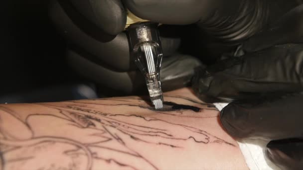 Tatoeëerder maken tattoo in studio, tatoeage op het lichaam. Close-up. Slow motion — Stockvideo