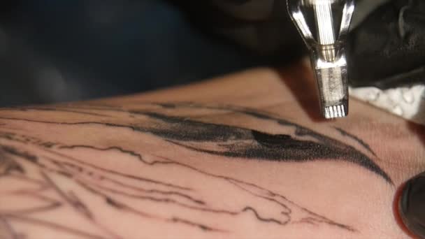 纹身艺术家在工作室做纹身, 在身上纹身。关闭 — 图库视频影像