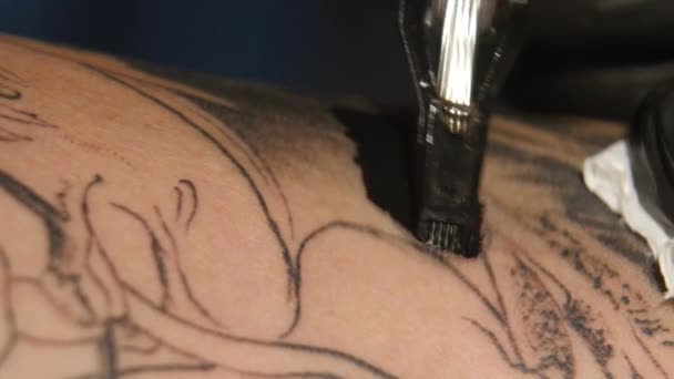 Tatoueur faire tatouage en studio, tatouage sur le corps. gros plan 