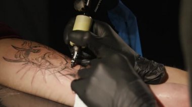 Dövme sanatçısı vücuda dövme tattoo studio, olun. yakın çekim.