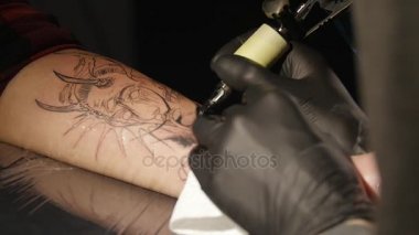 Dövme sanatçısı vücuda dövme tattoo studio, olun. yakın çekim.