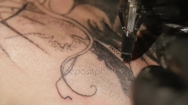 Tatoeëerder maken tattoo in studio, tatoeage op het lichaam. Close-up — Stockvideo