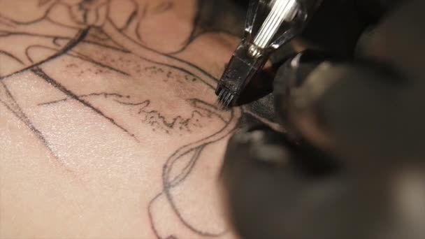 Tatoeëerder maken tattoo in studio, tatoeage op het lichaam. Close-up. — Stockvideo