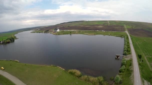 Luftfoto af en ferskvandssø. Denne video blev optaget ved hjælp af en drone – Stock-video