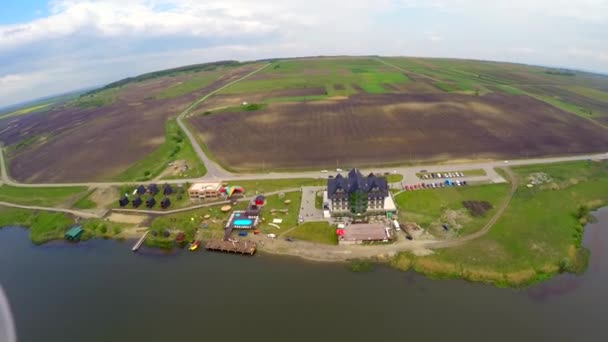 Vista aérea de um lago de água doce. Este vídeo foi capturado usando um drone — Vídeo de Stock